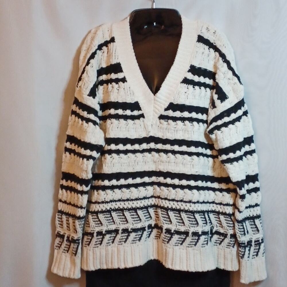 Universal Thread Black & White Knitted Stripe Sweater. Size M